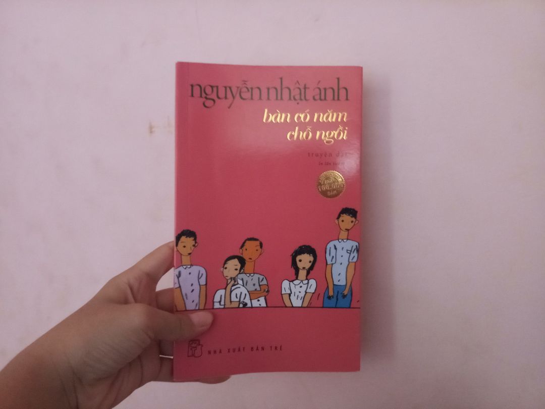 tưởng truyện dài.Nhưng bù lại thì truyện rất hay.Mua luôn hai cuốn cho tôi xin một vé bay về tuổi thơ và bàn có năm chỗ ngồi.Hai vuốm này tuy ngắn nhưng rất hay. Tôi thấy so với các chỗ khác tiki bán sách hơn vừa giảm gúa nữa. Tôi sẽ luôn đồng hành cùng với bạn.Tiki giao sách rất nhanh hẹn là thứ ba giao,mà lại thứ bảy giao.Tôi rất thích cách giao hàng của các bạn.Ở mấy chỗ khác 5 ngày hoặc 6 ngày mới giao tới . Thôi đến đây tôi xin dừng bút .Chúc các bạn may mắn nhé???