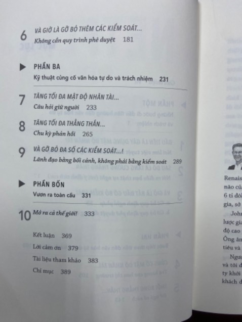 Tiki giao hàng nhanh, giấy tốt.
Về nội dung: mình rất ấn tượng về cách mà Netflix có những bước thay đổi chiến lược để trở thành ông trùm nội dung và phim trực tuyến. Một phần do xu hướng một phần do cách thức vận hành của doanh nghiệp. Tất nhiên cách quản lý và vận hành tổ chức của phương tây rất khác so với phương đông, có những thứ mình ko thể áp dụng được. Nhưng vẫn rất đáng để lằng nghe những điều lạ so với cách làm việc kiểu truyền thống. Mình thề là với ý thức của người Việt Nam nói riêng và phương Đông nói chung là rất khó vận dụng được cách này. Đọc tham khảo cho biết thêm thôi chứ thực sự ko dùng được 😅