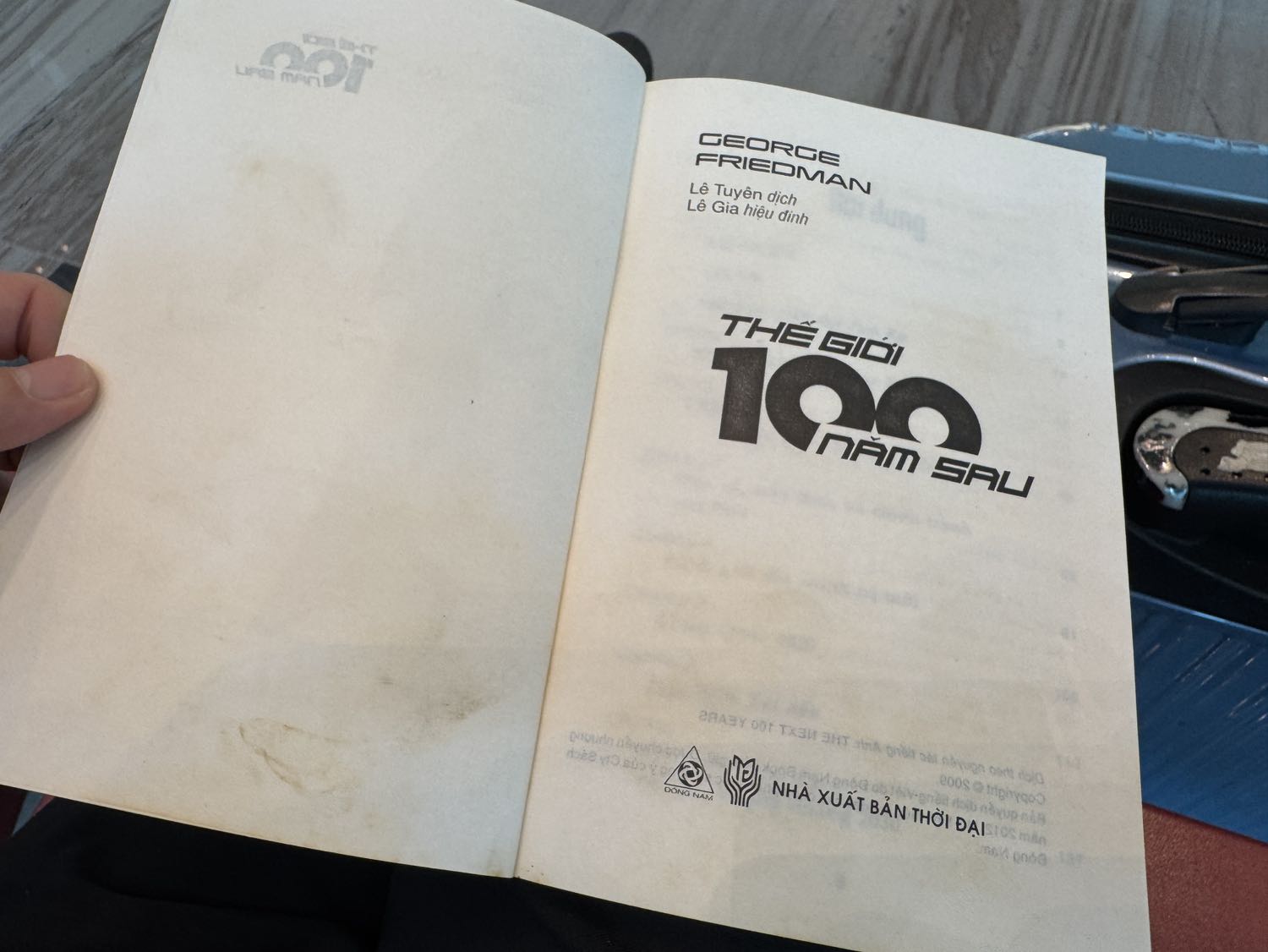 Sách bị ố, cũ, ám vàng. Quyển này chắc chắn đã để trong kho hơn 10 năm, vì thấy được xuất bản và in năm 2013.