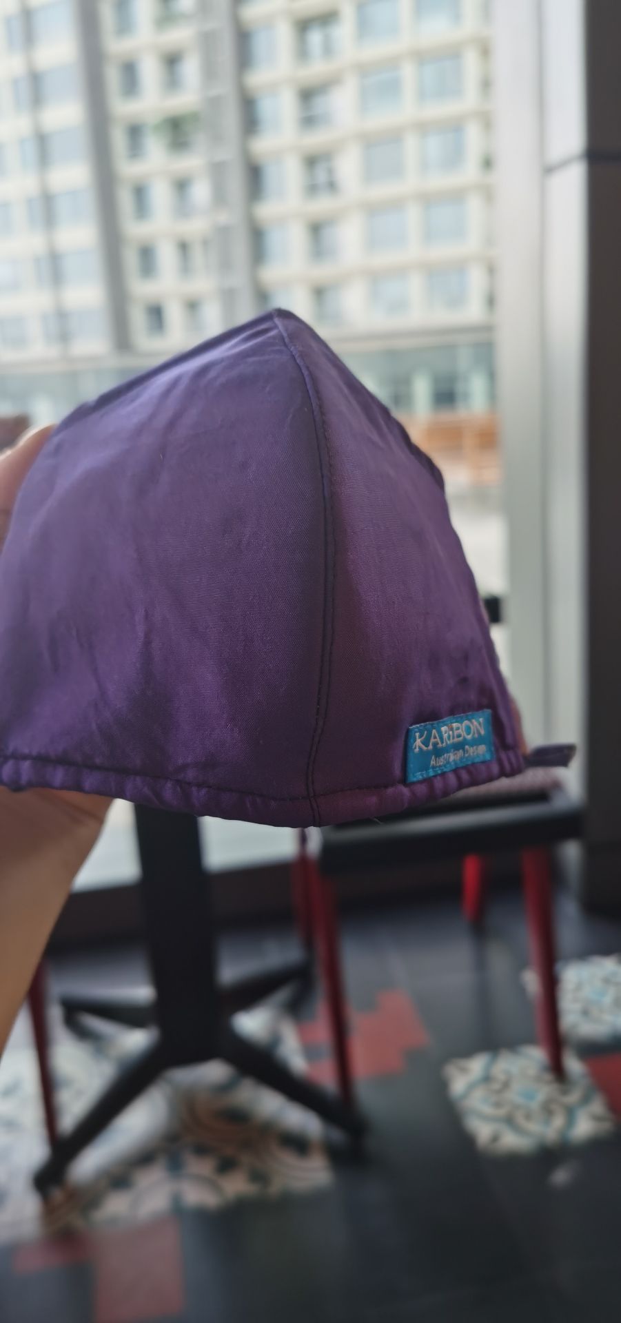 Đây là cái thứ 3 mình mua, khẩu trang vải lụa mịn, màu đỏ đẹp hơn màu tím nhưng phù hợp với bạn nào ưu màu nóng. Khoản lọc tạm ổn, mình không trông đợi nhiều ở tầm giá này vì nếu so với khẩu trang khác N99 của Anh hay của NZ (giá cao hơn nhiều lần) thì chất lượng lọc chênh lệch rõ.