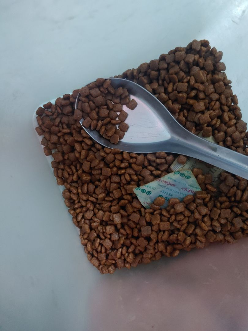 mèo nhà mới sinh xong, mìmh tìm hạt này cho cả mẹ và con điều ăn được luôn. Hạt nhỏ nên bé dễ ăn hơn