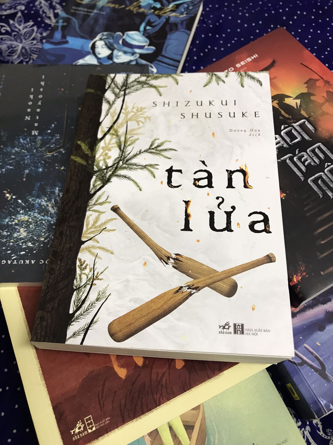 Một số mọt trinh thám nói rằng, nếu sách của tác giả này đến với độc giả Việt Nam sớm hơn thì chẳng ai biết đến Keigo. Là người cuồng Keigo, tôi hơi khó chịu đến lời đồn đại này, và quyết định đọc nó để cảm nhận được chuẩn xác nhất một cách khách quan nhất. Thật lòng, sách rất hay. Tác giả viết chắc tay, cốt truyện không mới nhưng mạch lạc, các mối quan hệ của các nhân vật trong sách được viết rất chi tiết, tỉ mỉ.

Tôi đã rất thích cái kết mở của Tử Kim Trần trong truyện Đứa Trẻ Hư, hay cái kết có vẻ thông cảm cho dã tâm, tội ác của yukiho (Bạch Dạ Hành) mà Keigo đã lựa chọn. Nhưng nếu cả 2 tác giả gạo cội của văn học trinh thám Trung Quốc và Nhật Bản này mà đọc cuốn Tàn Lửa của Shusuke này trước, thì chưa chắc đã viết 2 cái kết đầy bao dung như thế. Trong Tàn Lửa, khi cái ác không bị tiêu diệt tận gốc, sự phán xét còn mang tính nhân văn phiến diện đối với cái ác, niềm tin hướng thiện bị đặt nhầm chỗ, nhầm người thì, cái ác, như đốm lửa tàn, khi được thổi bùng lên thì sự huỷ diệt của nó rất đáng sợ.

Dù rằng, Tàn Lửa của Shusuke có xuất sắc như thế nào, có đánh chiếm được vị thế của Keigo như Musso từng đánh chiếm vị trí số 1 của Mac Levy không. Nhưng, chắc chắn Tàn Lửa là một tiểu thuyết trinh thám phân tích tâm lý hay, rất đáng đọc nha các bạn. 

Tiki ship đúng hẹn, sách mới coong, đóng gói không có xốp chống sốc, gáy bị dúm nhẹ.