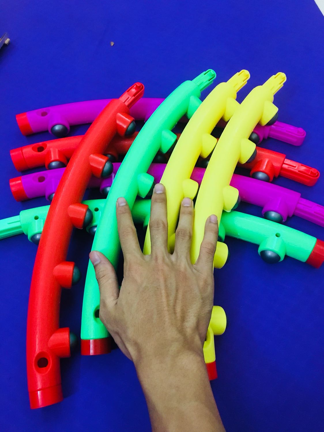 Vừa đi làm về thì thấy ship giao hàng
hơi muộn xíu nhưng mở hộp ra thấy màu rất oki, kiểm tra chất liệu thấy đúng như mô tả 98cm , lại có bi masage đánh mỡ bụng hiệu quả lắm ạ, mà rất thoải mái

à vòng tháo nắp rất dễ lên thuận tiện mang đi lại để tập mọi lúc mọi nơi
Lần trước mua thảm rất hài lòng, Thêm vòng lắc éo này nữa quá ưng. 
Lần sau sẽ ủng hộ miDoctor nhiều hơn!