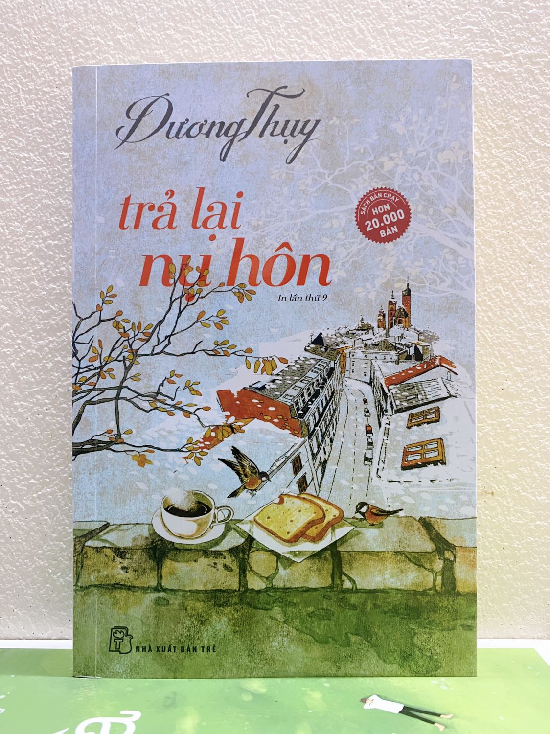 Dương Thuỵ là tác giả mà tôi yêu thích. Trả lại nụ hôn là cuốn sách hợp lý đọc trong mùa dịch. Du lịch cùng tác giả qua từng trang sách để cảm nhận thế giới này và thêm yêu mến nó. Sách không dày, được in đẹp và dễ dàng mang theo khi di chuyển?