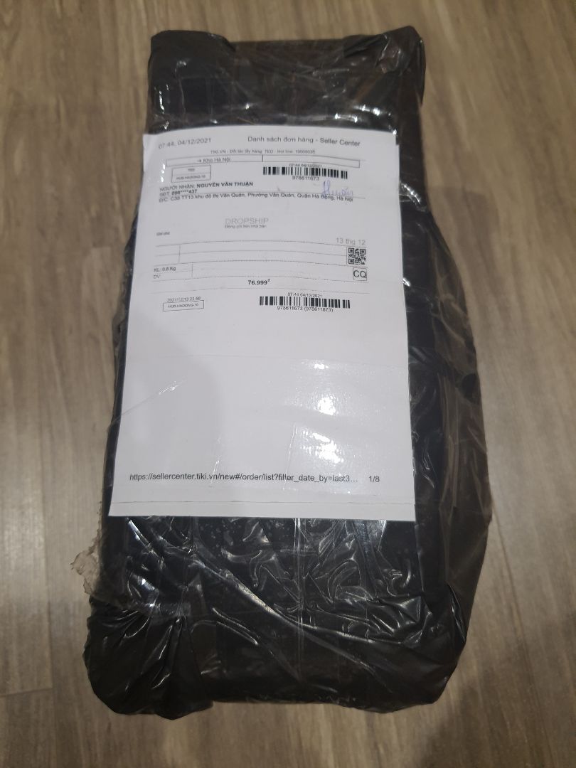 đây gọi là thùng giấy ăn à các bạn, tôi đặt là 1 thùng giấy ăn 30 gói, vậy mà các bạn giao cho mình gói này đây đây gọi là thùng giấy ăn à các bạn, tôi đặt là 1 thùng giấy ăn 30 gói, vậy mà các bạn giao cho mình gói này đây