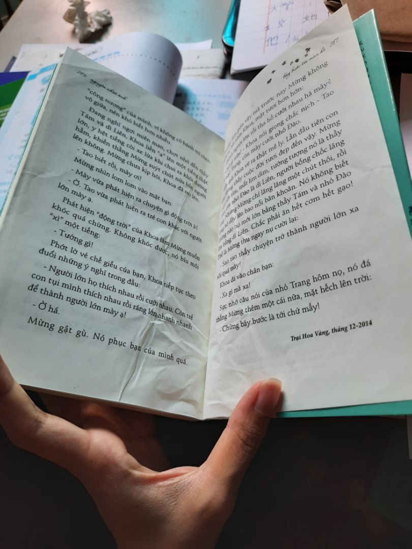 Trước giờ mua sách của tiki đều rất hài lòng, nhưng đến hôm nay nhận hàng lại bị một cuốn sách như thế này. Sách hơi bụi, bìa sách xước, trang đầu tiên bị rách và nhăn nhúm, mở ra bên trong cũng có nhiều trang sách bị nhăn như vậy =((
Mong tiki chú trọng hơn.