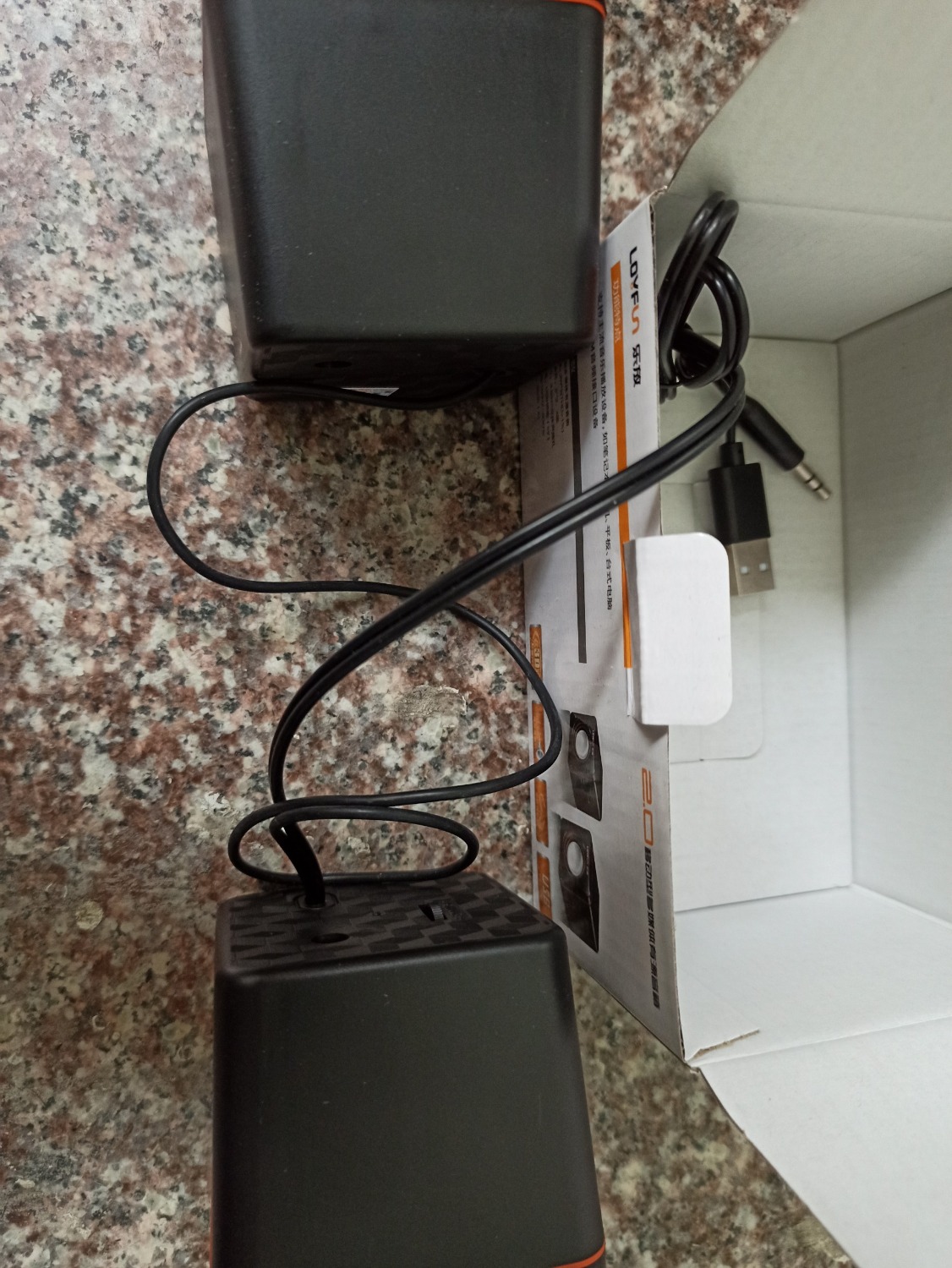 loa nghe rất tốt, loa bé rẻ mà chất lượng hơn hẳn kì vọng, mẫu mã giống hình, giao hàng nhanh, gói hàng cẩn thận chu đáo