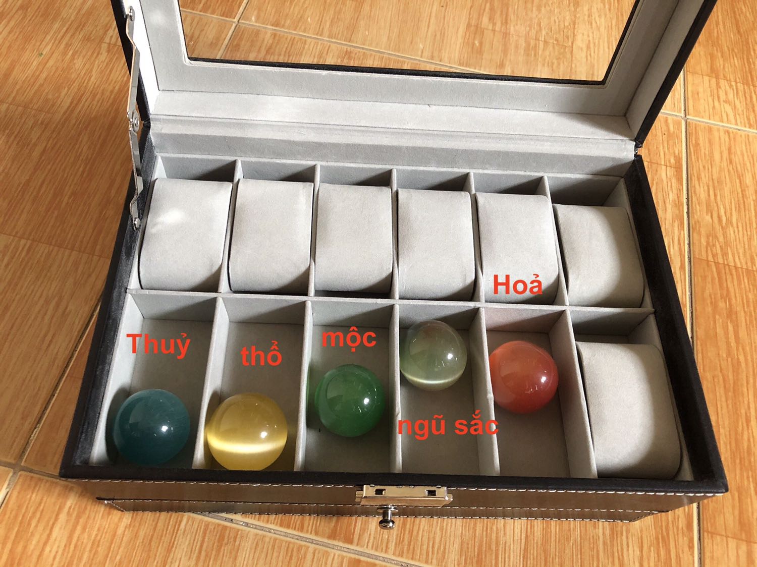 Về đá ngũ sắc thì có đặc biệt thú vị hơn những màu khác. Viên vừa tay cầm có thể sử dụng như viên cầm lăn tay, màu sắc ok có dải sáng đặc trưng đá mắt mèo, nhưng độ bóng chưa thực sự bóng