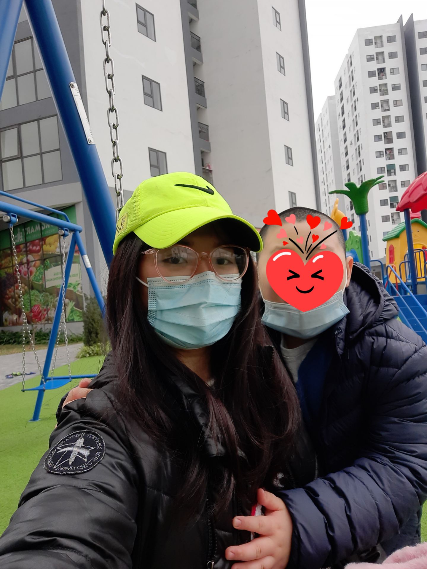 màu ra nắng có ánh khá đẹp, nhuộm xong tóc sờ vào mượt (tóc mình k hóa chất 2 năm nay rồi), còn trong nhà nhìn như màu đen. ko phủ bạc được.