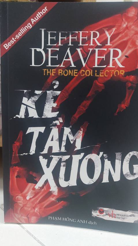 Một tác phẩm trinh thám hình sự với nội dung cuốn hút, ngay sau đó bộ phim điện ảnh chuyển thể với 2 tài tử gạo cội Danzel Washington và Angelina Jolie đã đưa “ Kẻ tầm xương ‘ đến gần hơn với công chúng, và đây có lẽ là một trong số tác phẩm tốt nhất của Jeffery Deaver.
Bản dịch và biên tập Việt ngữ gây chút thất vọng khi chuyển ngữ các danh từ riêng, danh từ  mang tính chuyên môn hay tiếng lóng; nhiều phân đoạn chuyển cảnh không thể hiện rõ ràng