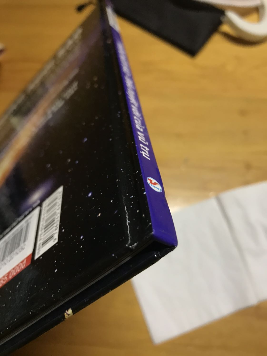 Các góc bị mẻ, đóng gói hàng tệ, 3 trang đầu còn bị dính lại với nhau