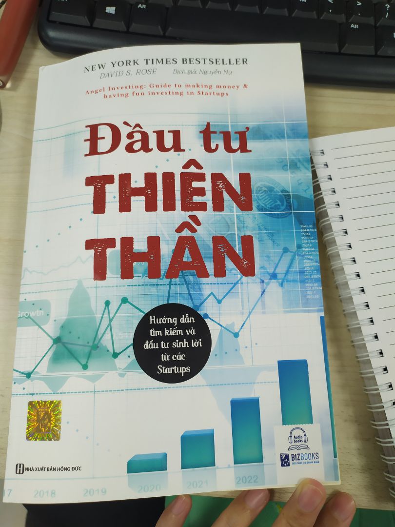 bàn về hình thức sách thì sách đẹp, bìa dày dặn, chất liệu giấy bên trong có màu vàng, đọc ko bị nhức mỏi mắt, chữ to rõ dễ đọc. còn nội dung thì đọc rồi mới biết