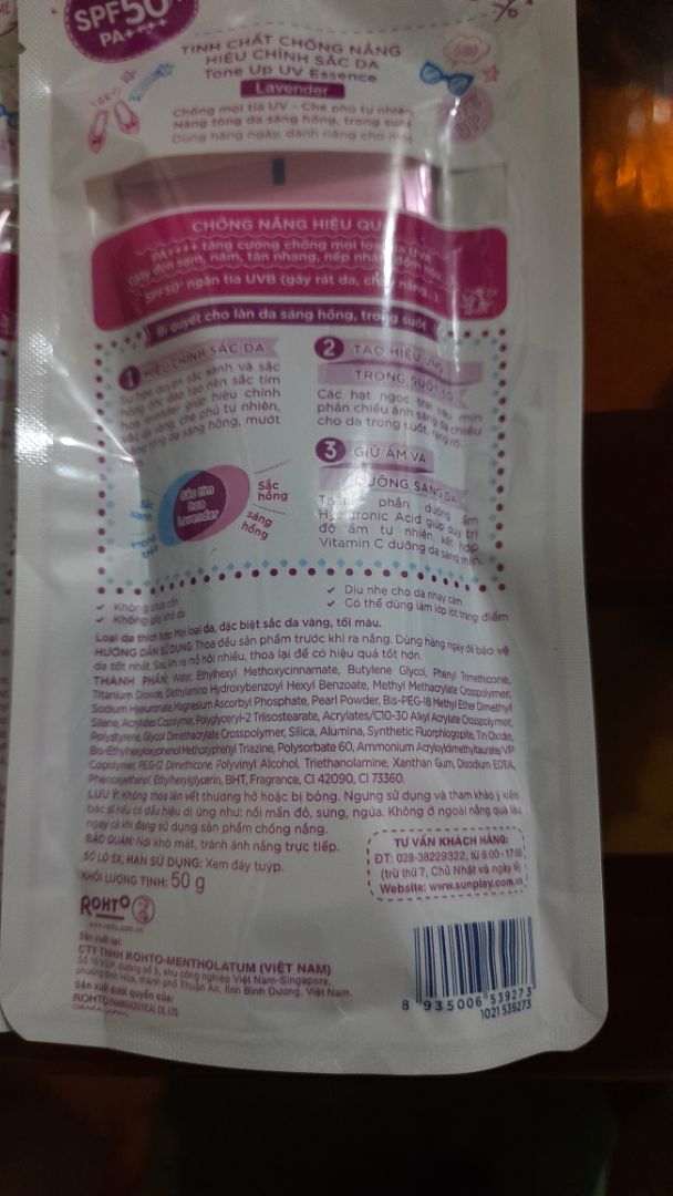 ship thần tốc, đặt hàng t4, sáng t5 hàng đã đến tay. Kem chống nắng này nâng tone rất đẹp, nhưng dễ bị trôi nếu da nhiều dầu, da khô xài mê luôn. Nhưng khuyến mãi thấy tặng son mà k thấy son đâu, k hỉu, mình còn chọn màu r mà, k biết do mình thao tác nhầm hay j, k hỉu, chán ship thần tốc, đặt hàng t4, sáng t5 hàng đã đến tay. Kem chống nắng này nâng tone rất đẹp, nhưng dễ bị trôi nếu da nhiều dầu, da khô xài mê luôn. Nhưng khuyến mãi thấy tặng son mà k thấy son đâu, k hỉu, mình còn chọn màu r mà, k biết do mình thao tác nhầm hay j, k hỉu, chán