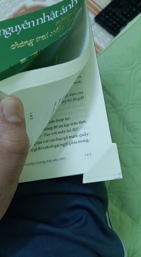 Nhận được hàng của Tiki ngày 19/10 mà thấc zọng thực sự, trang giấy bị dư ra trông thật chúa hề, gấp vào trông ko ra gì cả, gáy sách thì gián keo lởm chởm trông như muốn gãy. Đề nghị đổi hàng ạ, lần trước mình đổi hàng còn mất thêm 20k shipper đòi, Tiki nhắc nhở shipper về vấn đề này luôn đi ạ, vì đổi hàng do lỗi sách từ Tiki, nhiều lần rồi nên lần này mình vote 1 sao.
