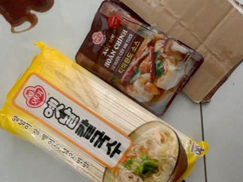 Đặt sợi nhỏ shop giao mì sợi lớn, rất thất vọng, như bị *** vậy. Sốt me thì bị đổ ra như ai khứa 1 đường ở bịch sốt.