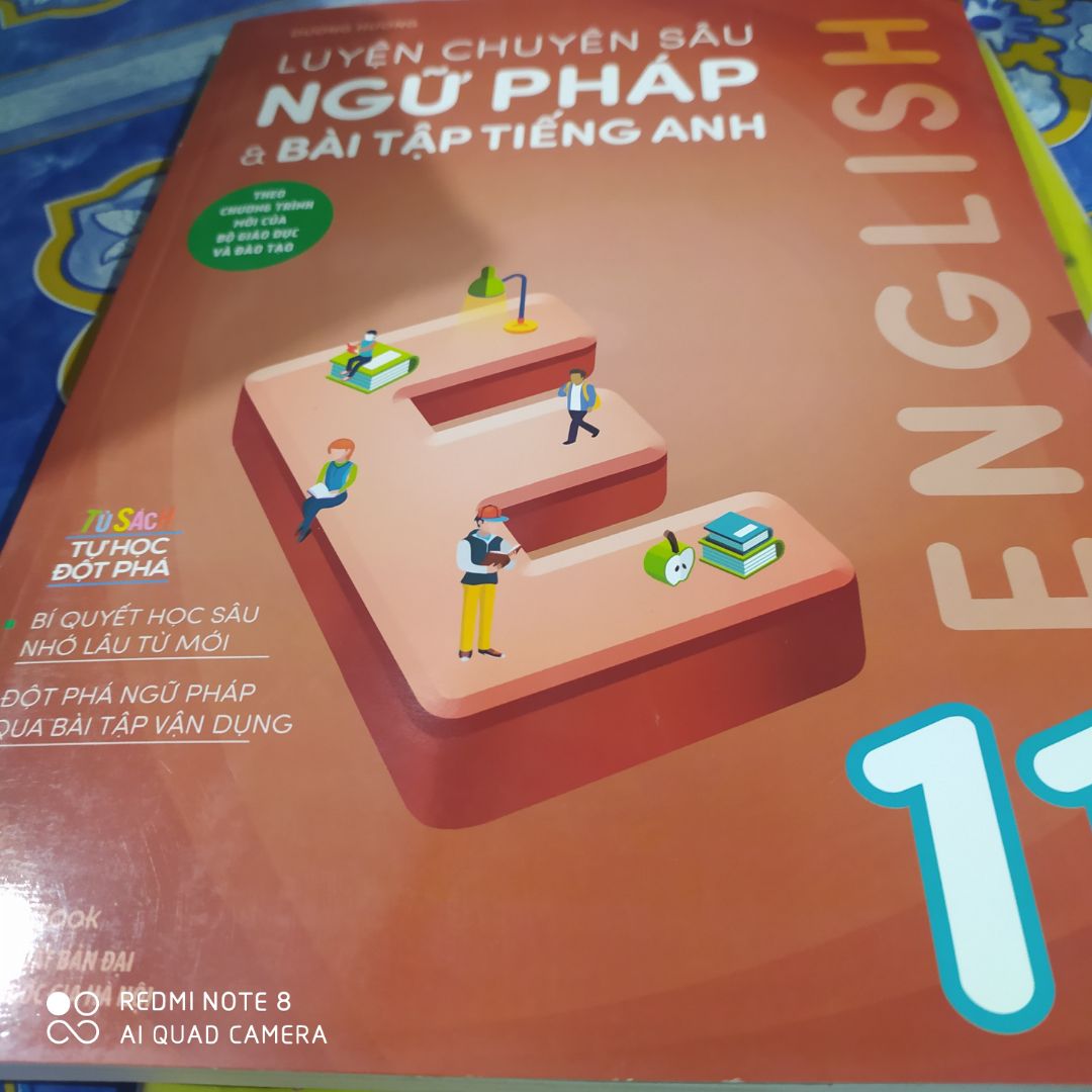Mình sẽ đánh giá về bên ngoài lúc mới nhận được sách: sách đẹp và giống như trong hình, có một vài chỗ bị tróc nhưng rất bé. Từ vựng có kèm hình minh hoạ nên chắc sẽ khá là dễ học thuộc, phần bài tập ngữ pháp có lời giải nhé..v.v...(các bạn có thể mua về để trải nghiệm thử nhé)