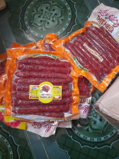 Treo đầu dê bán thịt *** lần trước đặt 1 lần lạp xưởng tươi thì giao lạp xưởng khô ăn như đấm vào mồm tưởng nhầm nên đặt lại lần 2 thì y chang nhau