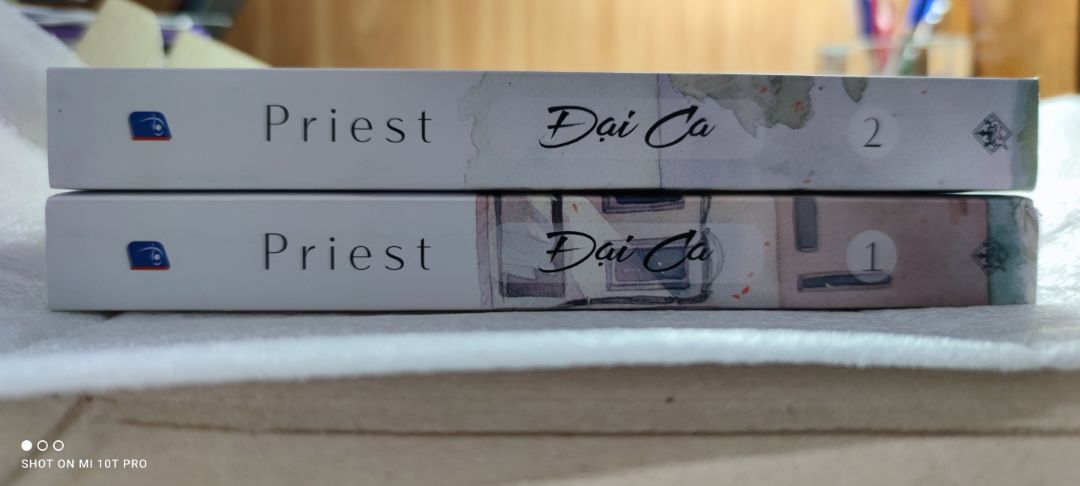 Giao từ tp HCM mất 3 ngày về Bắc, 2 quyển truyện có 1 lớp seal bookcare, 1 tấm kiểu xốp chống xốc, hộp đựng chắc chắn. Phần tranh của bìa ngoài đc phủ thêm 1 lớp gì đó hnhu cán UV  (trong hình, soi đèn học ở gần nó bóng loáng lên í), 2 bookmark dày, dịch out nhây đúng chất Priest ak (k bt khi ra sách có bị cắt j k mà t thấy tình ae ch thật sự...). Chất liệu hiện thực, kể chuyện phóng khoáng tự nhiên mà hài rất duyên, đi theo trình tự thời gian nên nhân vật có nhìu thay đổi và trưởng thành, từng nv cx đều đc Priest xử lí gọn. Nv chính là Ngụy Khiêm, đảm nhận những pha hành động trong truyện, tính cách đc bộc lộ rõ ràng qua việc làm của ổng. Ngược lại với ổng, Ngụy Chi Viễn đc tác giả khắc hoạ nhiều qua diễn biến tâm lí, tuyến tình cảm của Ngụy Khiêm của cả câu chuyện 1 mk Ngụy Chi Viễn cân hết, k có ai xen vào đc, nhưng Viễn cũng gặp nhiều trở ngại lắm.