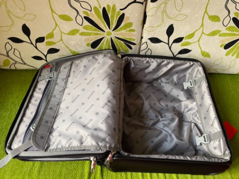 Mua vào lúc sale, giá giảm nên hơi lo lắng về chất lượng. Nhận hàng nhanh, thủ tục gọn, an toàn, chất lượng Vali ban đầu thấy yên tâm, hài lòng.
Còn độ bền phải chờ thời gian.