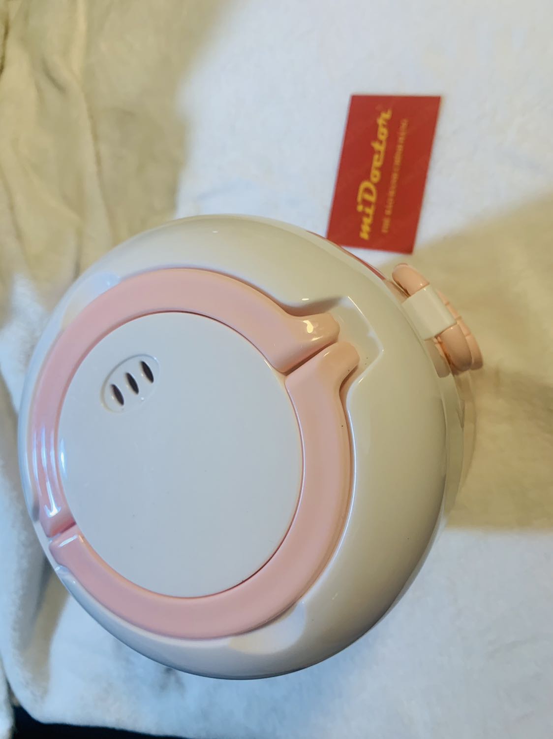 Em nhận được rồi ạ. Sản phẩm giao màu ngẫu nhiên em nhận được màu hồng đúng màu thích luôn ạ
Sản phẩm sang xịn mịn lắm ạ, có thẻ bảo hành của miDoctor ạ yên tâm sử dụng luôn