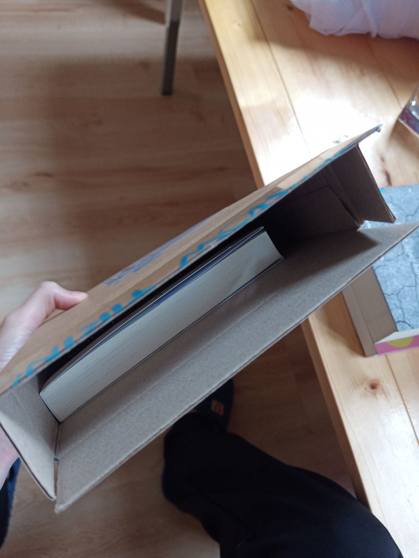 Đặt hôm trc, hôm sau sách tới. Trần xì cuốn sách và hộp cacton, k bọc nilon, k giấy bóng k gì cả, cầm hộp trên tay lọc xà lọc xọc sách nhảy tưng tưng bên trong, mở ra y như rằng trần chuồng cuốn sách nằm lọt thỏm k che chắn giấy báo nilon gì hết. Là đơn vị kinh doanh văn hoá phẩm hàng đầu một đất nước mà đóng gói bao bì không ra làm sao. Biết là phí vận chuyển thấp, thời gian giao nhanh và giá sách hấp dẫn hơn là mua trực tiếp ở nhà sách nhưng đánh đổi lại là sự cẩu thả thiếu trân trọng khách hàng, lần sau tôi không tiếc 30 ngàn nữa mua thẳng sách ở nhà sách cho được việc, càng ngày càng thất vọng!