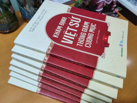 Tuyệt vời, bộ sách mình chờ tái bản đã lâu. Tuy chia nhỏ tập chứ ko đồ sộ 2 quyển như lần trước nhưng sách rất đẹp, giấy mịn sờ rất sướng, chữ in rõ ràng. Bộ sách này tuy soạn theo Đại Việt sử ký toàn thư nhưng có đối chiếu nhiều nguồn sử liệu khác nhau nên có tính khách quan và chính xác hơn nha.