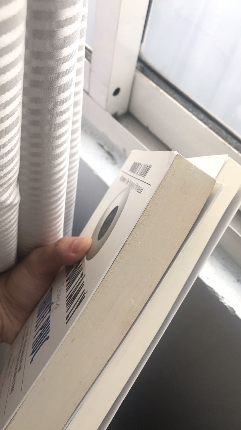 Một lời khuyên cho mấy bạn thích sách đẹp đó là ra tiệm sách mua một cuốn lẻ đi. Tuy mắc nhưng bên ngoài nhà sách bán nhìn đẹp hơn. Chứ mình đặt trên này rẻ thật một chút, nhưng là sách cũ. Lúc nhận hàng thì thùng hàng bị bóp méo. Bên trong thì sách có màn bọc rồi nhưng sách vẫn cũ. Nên là các bạn mua sau cẩn thận nhé. Nội dung sách thì vẫn hay.