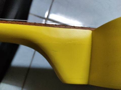 Đàn rất tệ, gỗ sần sùi, nứt nẻ.
Sơn đàn nham nhở, tạm bợ.
Các khớp nối mặt gỗ trên thân đàn hở, có nhiều lỗ.
Gỗ của phím đàn khô như khúc củi, phủ sơn sơ sài.
Nói chung độ hoàn thiện của đàn cực thấp.
Không đáng tiền.