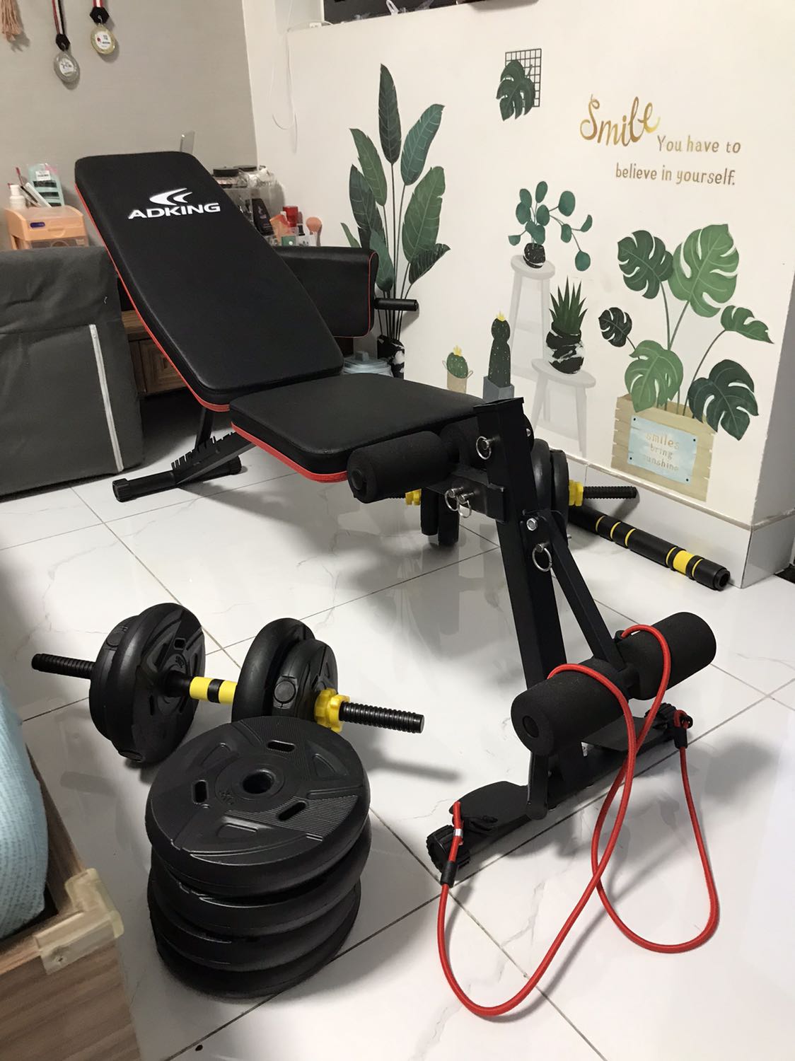 Tiki giao trễ, nhưng có gửi *** thông báo.
Hàng đóng gói 2 lớp cẩn thận, bánh tạ bọc từng cái luôn, rất ok. Tạ và đòn bọc rất êm, cầm thích tay.
Trong thùng có tặng kèm 1 bộ bao tay.
Mình mua ghế tập đa năng trên tiki luôn, vậy là đủ bộ luyện tập tại nhà mùa dịch.