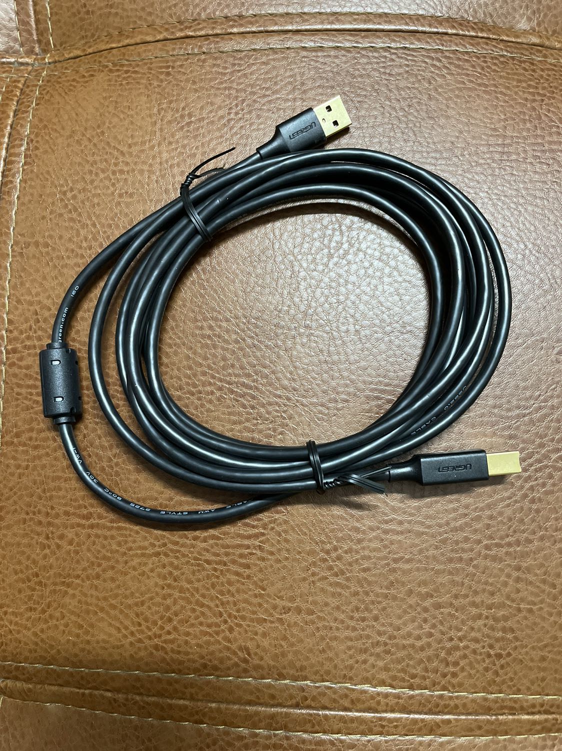 Dây Ugreen USB một đầu máy in có 2 đầu mạ màu vàng , chất lượng rất tốt.Tôi rất thích dùng phụ kiện của hãng Ugreen này.