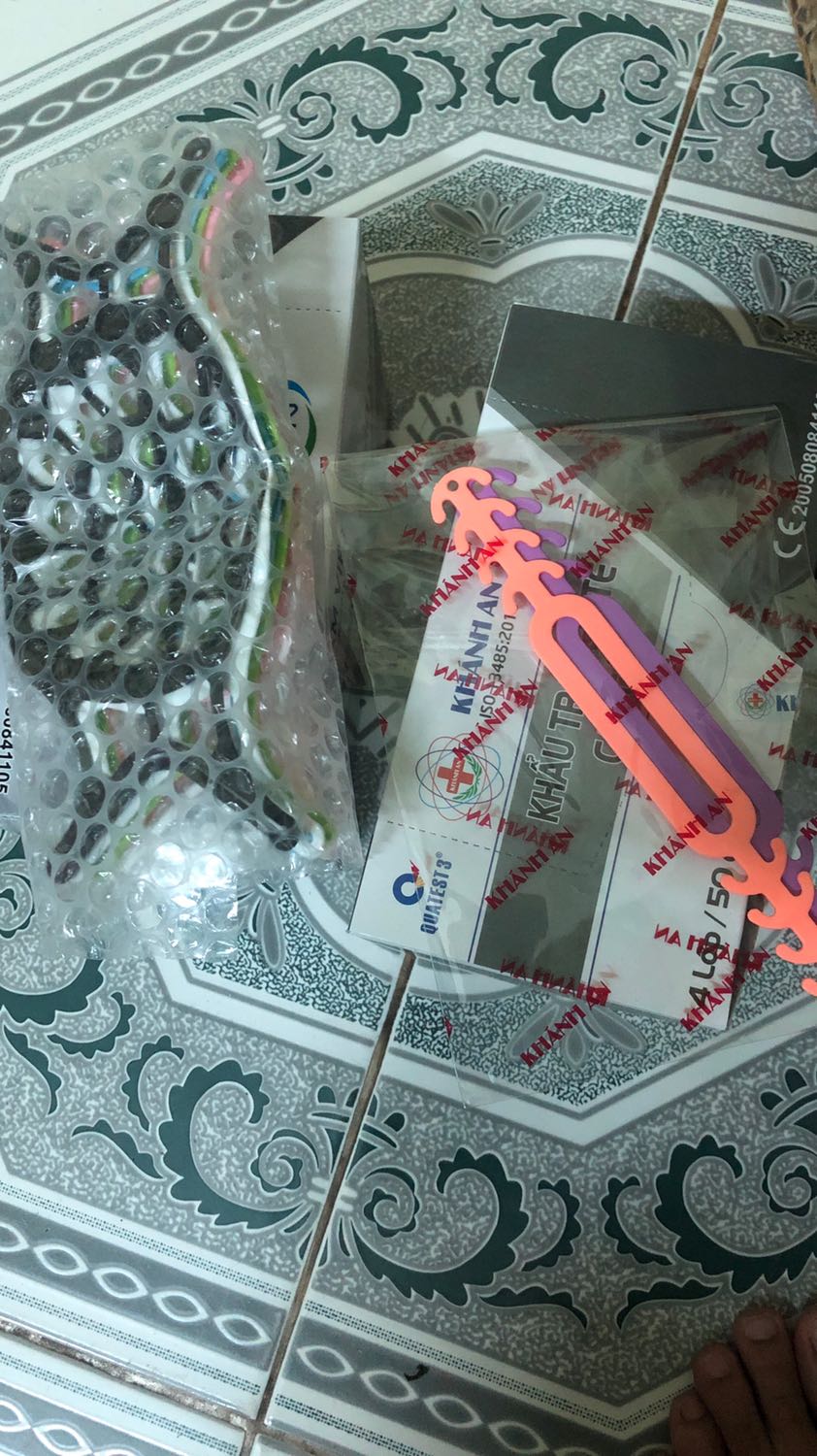 Sản phẩm tốt 
Lại còn dc tặng thêm 2 miếng gài dây khẩu trang phía sau 
Thank shop nhiều 
Đóng gói cẩn thận 
Giao hàng nhanh 
Giao hàng đầy đủ