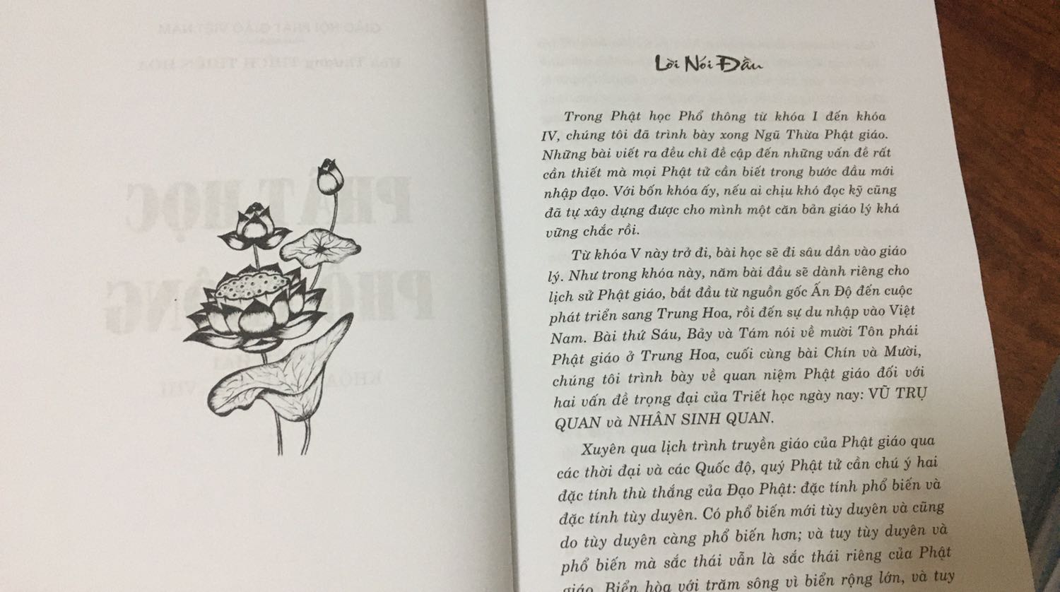 Sách rất mới và đẹp .... bìa cứng, giấy sáng chữ dễ nhìn... Đến với bộ Phật học phổ thông mỗi chúng ta sẽ có cái nhìn một cách tổng quan nhất về đạo Phật, các bạn sẽ bất ngờ trước những hiểu lầm không đáng có bấy lâu nay của chúng ta về tôn giáo này, không hề mê tín dị đoan, bói toán, xem sao, bùa chú,... như cách chúng ta làm hòng đạt được những mưu cầu vị kỷ... Khi tìm hiểu cuốn sách sẽ giúp ta hiểu những giáo lý căn bản đầu tiên khu đưa ra nguồn gốc, mục đích tôn chỉ xuyên suốt rất rõ ràng...hiểu thế nào là Quy Y Tam Bảo, vô thường, vô ngã, Tánh Không, Ngũ giới, Tứ Diệu Đế,...., rồi sau đó sẽ khái quát về phần lịch sử tôn giáo qua dòng thời gian từ thời Đức Phật tại thế cho đến nay, khi đã có những căn bản nhằm phục vụ cho con đường tu tập chúng ta sẽ đến những giáo lý cao siêu hơn, khó hiểu hơn rất nhiều, nó đòi hỏi sự cố gắng, sự nỗ lực kiên trì không ngừng nghỉ để thấu triệt chân lý nhiệm màu của Phật tử. ( Như hiểu thế nào là chân tâm, nhìn nhận cái nghĩa đó cho thật rốt ráo, cùng tận khi tìm hiểu Kinh Lăng Nghiêm...) Mình chỉ có thể giới thiệu đôi lời như vậy, mình là người mới bắt đầu... con đường tu tập này còn dài và gian lao lắm... Cảm ơn những ai đã đọc bình luận này