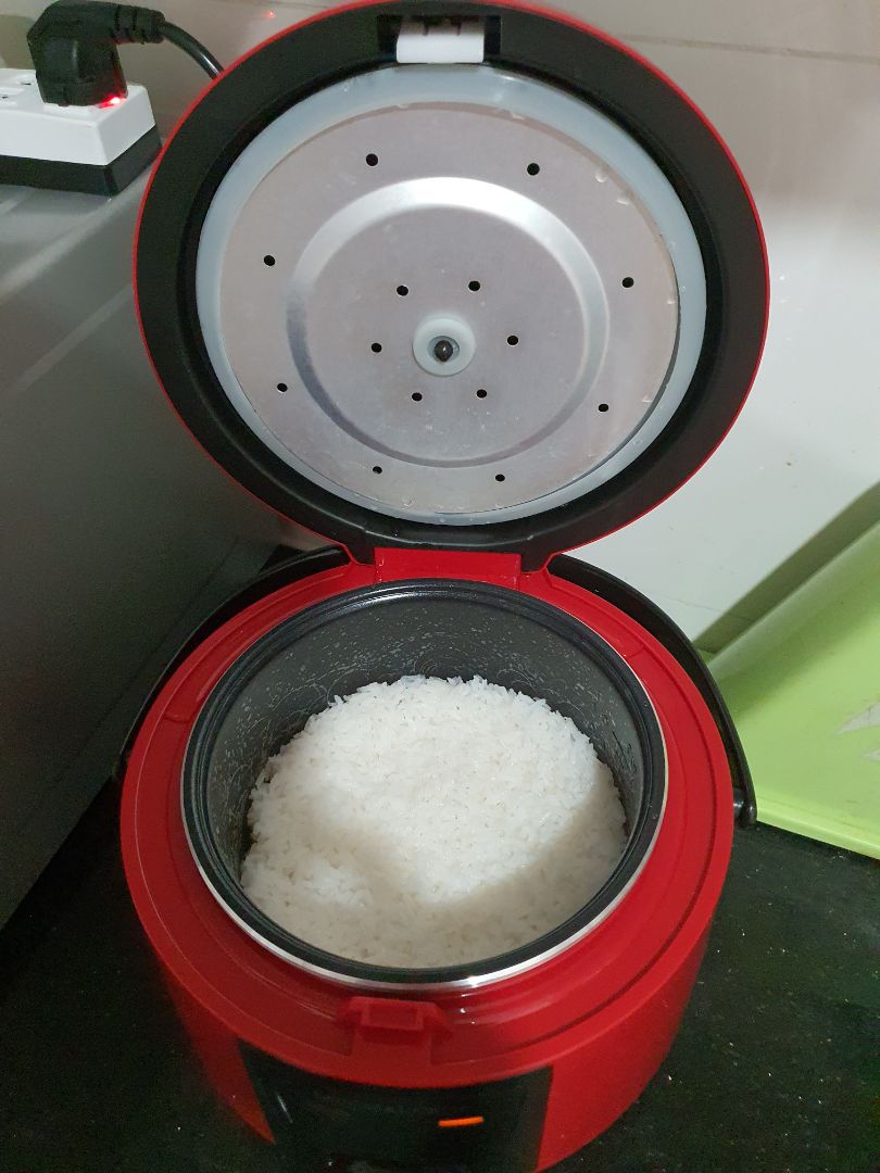 nồi cơm nhỏ, phù hợp bữa cơm 2-3 người lớn. nấu được chừng 1.5 *** gạo (*** sữa đặc)
nồi nấu ổn, không cháy không khô. Đã dùng 1 tuần thấy chưa có vấn đề.
nồi không có hốc đựng nước đọng như những nồi cơm bình thường khác mà chỉ chảy trên rãnh quanh nồi.
có đi kèm vá xơi cơm nhỏ.
Tiki giao nhanh rất ok. bọc kĩ, không hư hỏng.