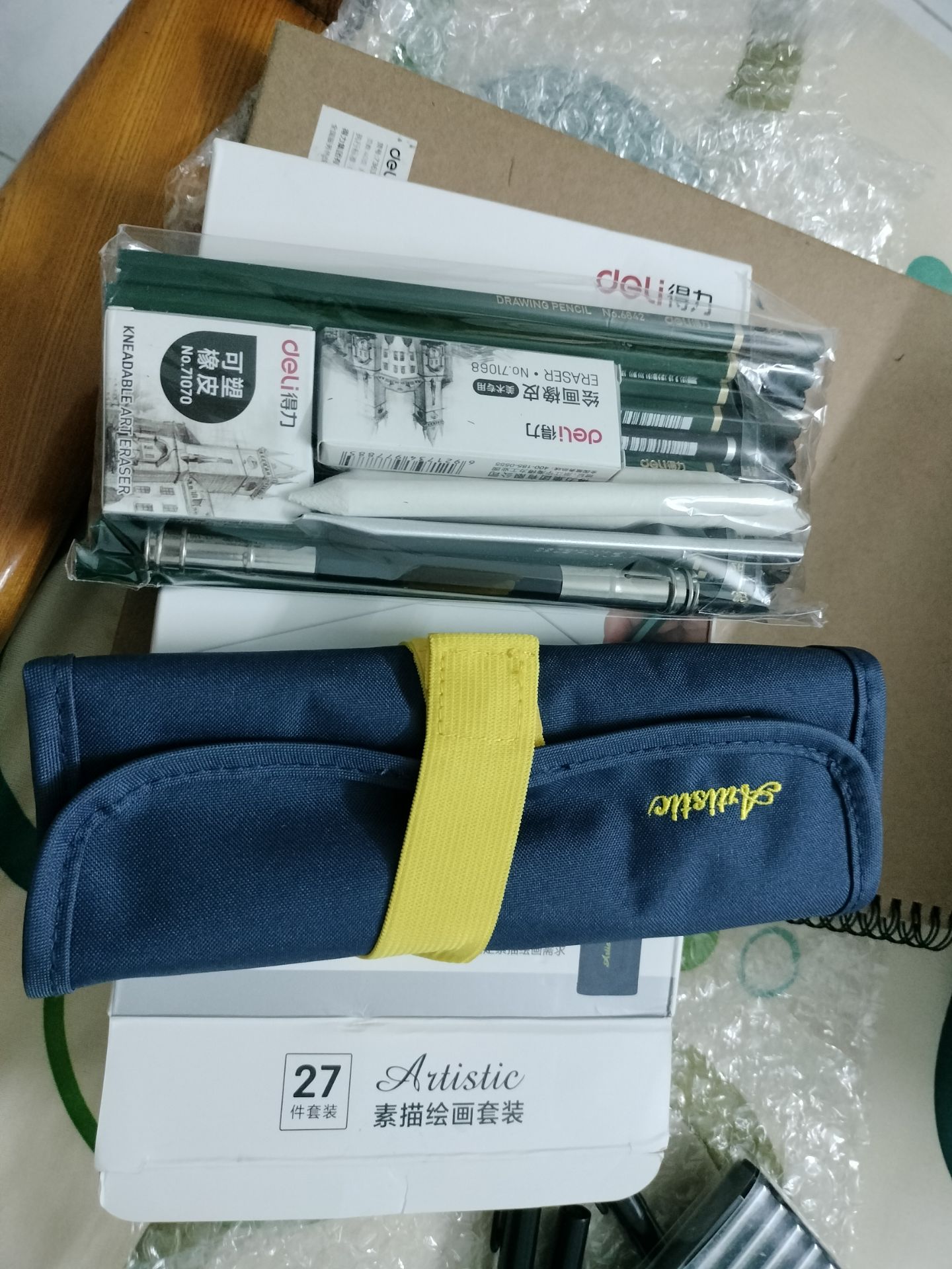 Lỡ quẹt tay xoá mất cái bình luận tâm huyết, tức ói máu nha Tiki. Sản phẩm có những món gì đều đã được liệt kê rõ ở phần thông tin sản phẩm và hình của nhà cung cấp và mình hài lòng vì nhận được đúng sản phẩm đã mua. Về phần bút chì: ở trạng thái "nguyên vẹn" chỉ chờ người mua gọt theo ý thích, số lượng 4b và 2b chiếm số cao và không có 7b nhưng mình không bận tâm lắm vì đó là 2 loại mình sẽ dùng nhiều nhất :-) ngoài ra còn có 3 cây bút chì than mình đoán là từ nhạt đếm đậm hoặc độ dày của đường nét. Gôm có 2 loại là gôm trắng ngà cứng thường thấy và gôm nhào nặn hình dạng theo chủ đích của người dùng. Thế đấy, mình rất hài lòng. Yêu Deli, hihi.