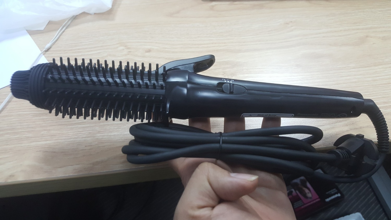 Mình đặt máy tạo kiểu tóc này vào ngày 27/1, thanh toán qua Momo và sử dụng voucher 250K bên Momo. Đúng ra mình có thể đặt được món hàng này từ ngày 26/1, nhưng không thể thanh toán do đơn hàng không được tạo( dù số dư của mình thừa để thanh toán). Mình có liên hệ với bên Tiki vào sáng ngày 27/1, sau đó mới có thể thanh toán bình thường. Trước đây mình mua hàng trên Tiki, giao hàng tiêu chuẩn cũng chỉ nội trong 1 -3 ngày là có sản phẩm giao đến tay. Với đơn hàng này, mình thấy đóng gói hàng xong ngày 28/1, sẵn sàng đi giao. Vì vậy nên mình liên hệ luôn BP CSKH để hỏi cụ thể tình trạng đơn hàng, và được các bạn cho biết là ra tết mới giao hàng được. Lúc đó khá thất vọng, dù biết cận tết thì sẽ khó khăn hơn, nhưng không đến mức là 1 tuần không thể chuyển được sản phẩm từ kho HCM ra HN. 
Đến sáng nay(1/2/19) thì các bạn bên tiki gọi báo nhận hàng, mình đánh giá cao nỗ lực của các bạn!
Tiki bọc hàng rất cẩn thận, và có tag "đồ dễ vỡ" dán ngoài hộp. Trong có đầy đủ phiếu bảo hành cũng như sách hướng dẫn sử dụng. Tuy nhiên mình thấy vỏ hộp được dán mã vạch, chứ không phải in cùng vỏ hộp như những sản phẩm khác, khiến mình đặt câu hỏi nghi vấn với chiếc máy này. Mong Tiki đọc được và sớm phản hồi lại với mình.