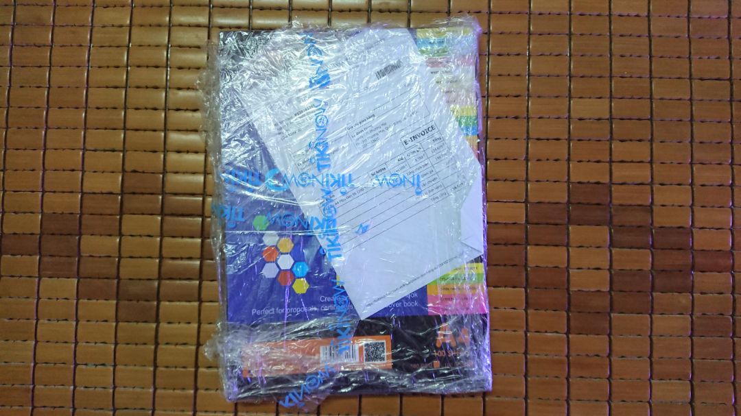 Hàng đóng gói cẩn thận, giao hàng nhanh, bề mặt giấy đẹp, tuy nhiên sản phẩm sau khi mở không có túi đựng riêng