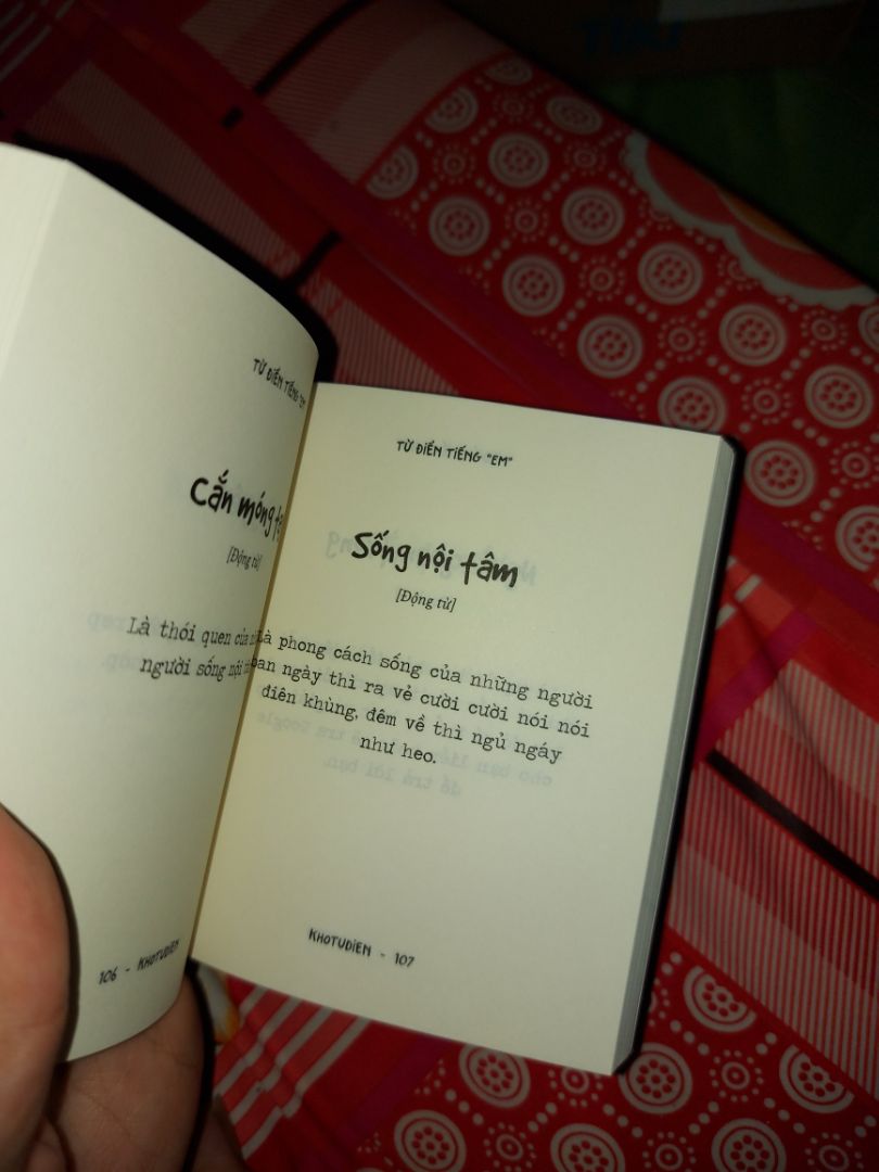 Cực kỳ hài lòng khi đặt sách trên Tiki
Shipper giao hàng nhanh, thân thiện, vui vẻ, mặc dù đã rất trễ 19h tối nhưng vẫn giao hàng cho mình... Sách mới toang, đẹp... có bị nhăn xíu nhưng vẫn Okee 
Về cuốn này mình chưa đọc nên k đánh giá nhiều... nhưng sách khá là nhỏ hơn mình nghĩ Cực kỳ hài lòng khi đặt sách trên Tiki
Shipper giao hàng nhanh, thân thiện, vui vẻ, mặc dù đã rất trễ 19h tối nhưng vẫn giao hàng cho mình... Sách mới toang, đẹp... có bị nhăn xíu nhưng vẫn Okee 
Về cuốn này mình chưa đọc nên k đánh giá nhiều... nhưng sách khá là nhỏ hơn mình nghĩ