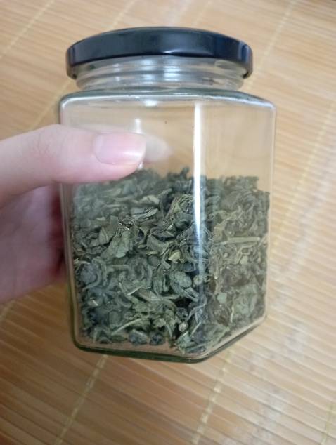 Túi trà kraft đẹp nhưng không phải túi zip nên mình đã trút vào lọ thủy tinh để dễ sử dụng và bảo quản. Trà rất thơm mùi lá nếp, vị ngọt nhẹ dễ uống.