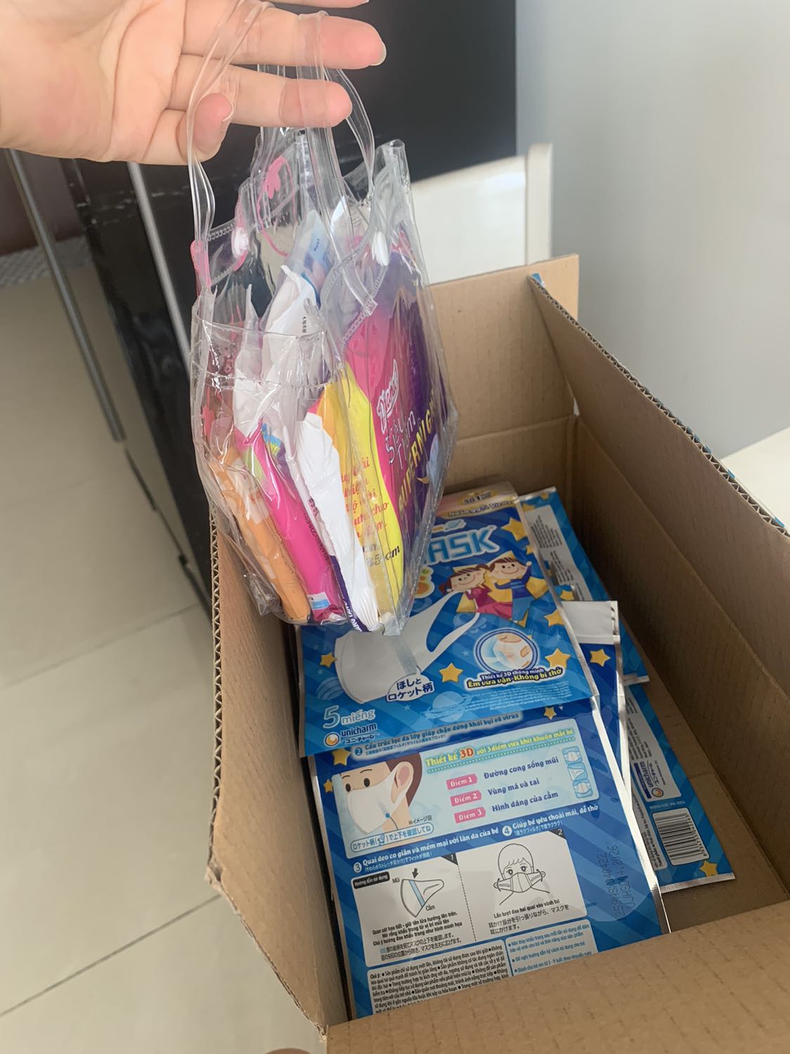 Khẩu trang đúng như mô tả. Bé mình thích vì đeo êm tai. Được shop tặng thêm túi quà diana