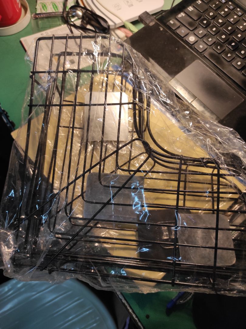 cũng hài lòng, nếu để trên cao không tiếp xúc với nó thì oke, nhưng cạnh dưới chưa được mài, còn ló ra, nếu đi quẹt trúng sẽ chảy máu, tầm giá này thì ổn. cũng hài lòng, nếu để trên cao không tiếp xúc với nó thì oke, nhưng cạnh dưới chưa được mài, còn ló ra, nếu đi quẹt trúng sẽ chảy máu, tầm giá này thì ổn.