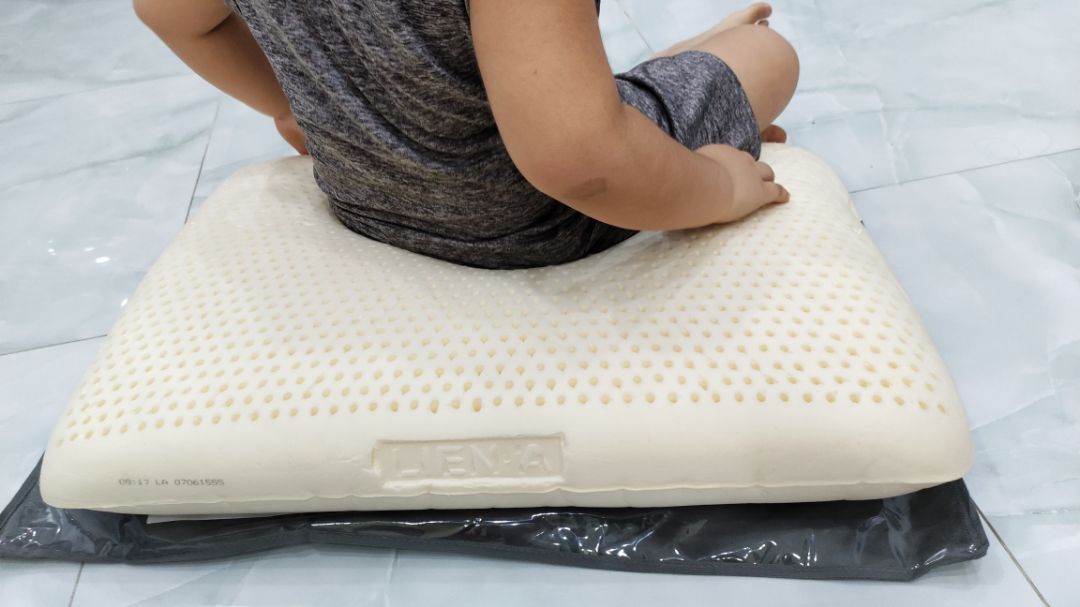 Hàng chất lượng, k bị mùi cao su, êm ái. Gối hơi dày, nên nằm bị cao đầu.