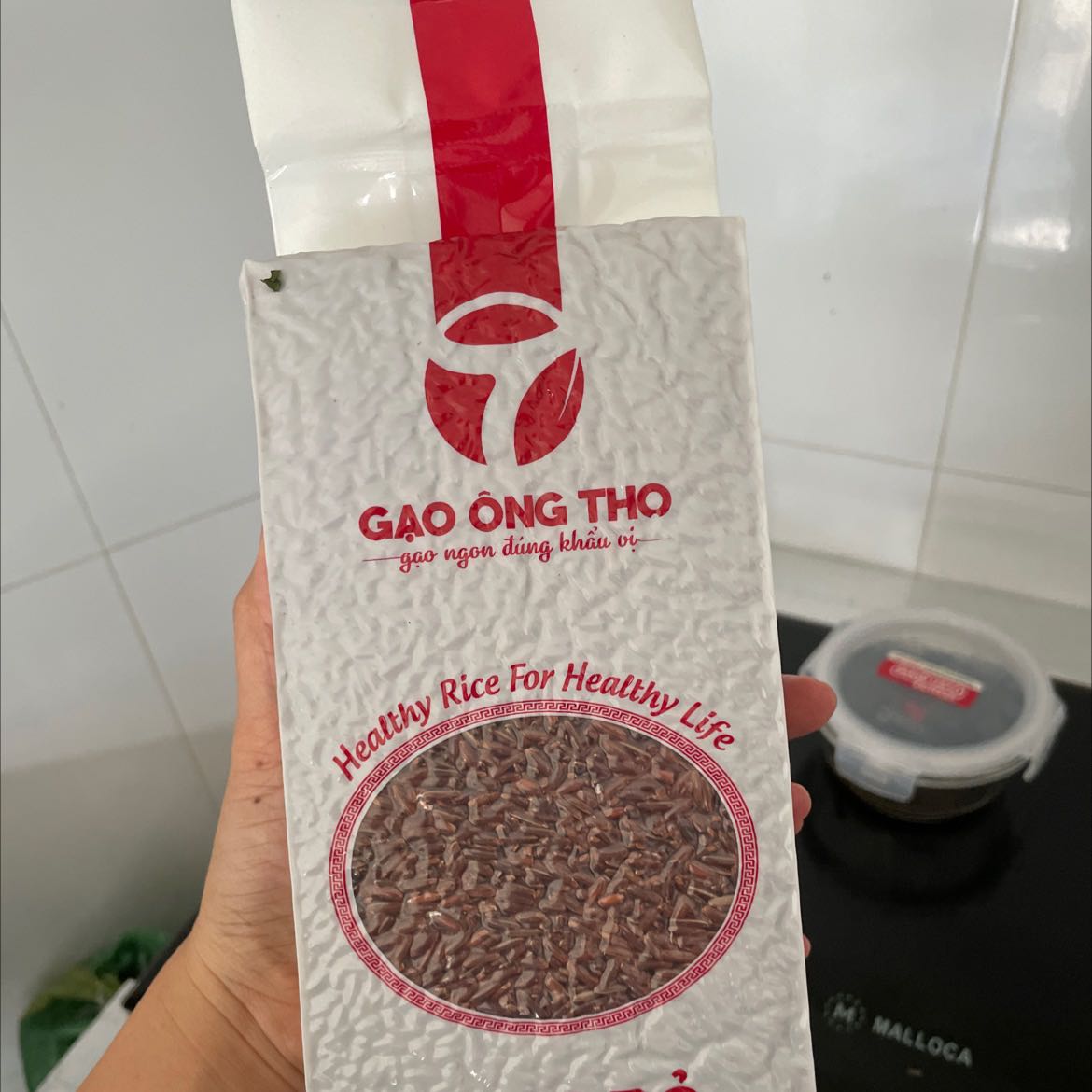 Gạo này mọi người nên ngâm trước tầm 1 tiếng rồi hãy bật nút nấu ạ. Nếu nấu liền thì cơm sẽ bị khô