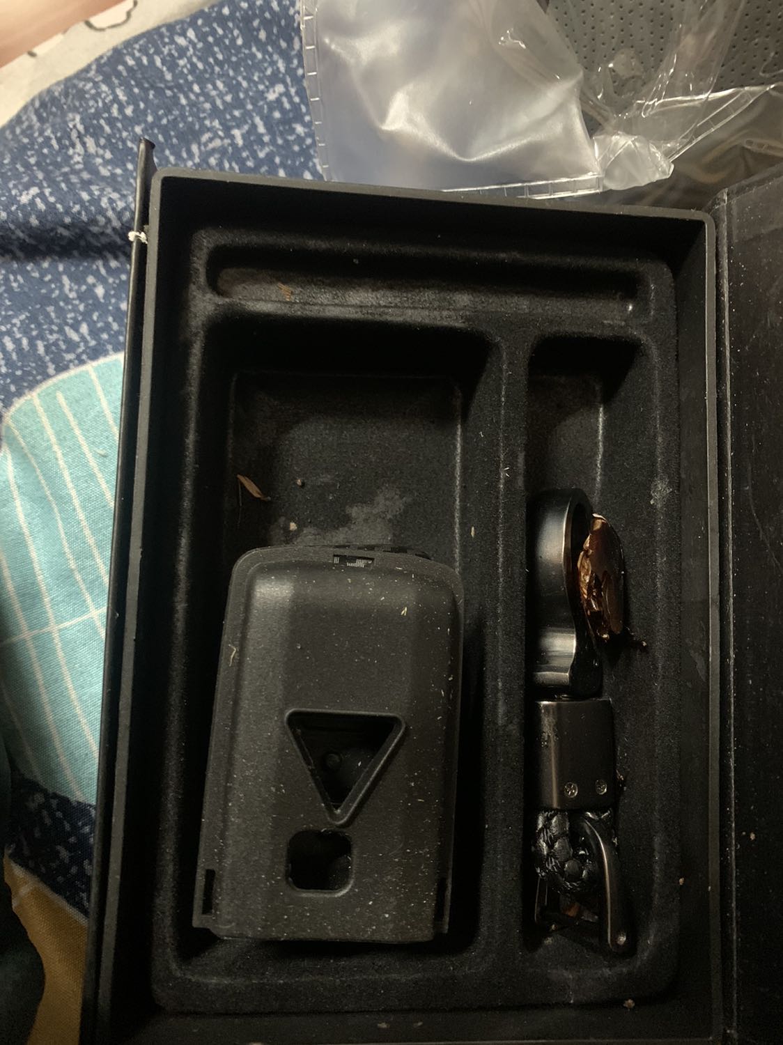 Chưa bàn chất lượng nhưng thấy mất vệ sinh. Kiểu hàng tồn lâu rồi