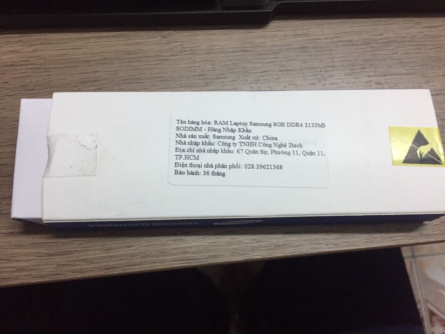 khi nhận hàng mình thấy hộp của hãng sản xuất đã được bóc, không biết nhà phân phối bóc ra để dán tem bảo hành vào hay là làm gì. Rồi sau đó dán team niêm phong màu vàng lại. Vì thế tôi nghi ngờ phân vân không biết có phải là hàng mới hay hàng bóc máy. Vì vậy cần giải thích từ shop.
Còn khi xem hàng thi thấy Ok, lắp vào chạy OK, chưa có lỗi gì