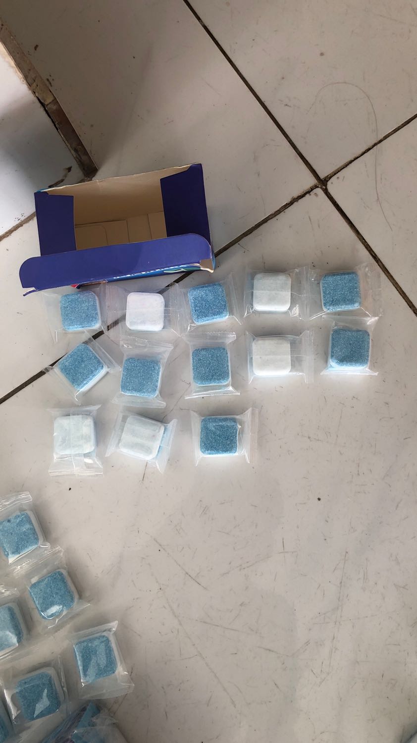 Hộp ghi 6 viên. Khui thì 2 hộp 1 có 12v, 2 h có 13v. Chưa dùng nên chưa đánh giá chất lượng.