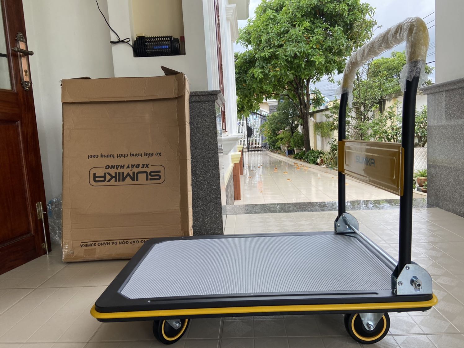 Đúng mô tả , hàng mới 
Giao hàng siêu nhanh
Nếu bánh xe có phanh hãm nữa thì xuất sắc
Khá chắc chắn so với loại 150k 
Nếu ai có mua thì nên dùng tải 300kg này ko phí
Thấy có bọc nylon chống mưa ở ngoài nhưng sao chỉ có phân nửa trên