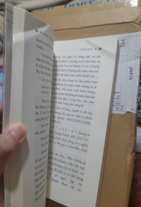 Mua sách của tiki nhiều lần rồi nhưng lần này nhận sách lại cực kì thất vọng. Sách bị móp các góc bìa và cả trong những trang sách. Nếu là sự cố do vận chuyển thì k trách còn đằng này sách bị lỗi ngay từ đầu như vậy mà vẫn giao cho khách đc? Mặc dù tiki có bao lại nhìn đỡ hơn nhưng đối với một người yêu sách mà nói thì khá là khó chịu khi nhìn quyển sách mình mong chờ lại bị như thế này. Cố gắng k nhìn đến tấm bìa nhưng khi đọc từng trang sách bị cấn bên trong như vậy lại càng khó chịu hơn. Nói chung là cực kì thất vọng.