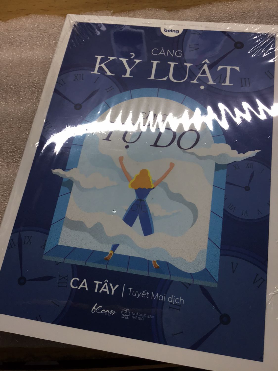 Mình mới đặt hôm qua mà nay đã có hàng rùi, công nhận nhà sách ship rất nhanh luôn í 😋.
Mình chưa đọc sách nhưng mình đánh giá cao phần đóng gói, hàng còn nguyên bọc và không bị móp méo nhaaaa. Cảm ơn nhà sách và tiki đã giúp mình biết đến một quyển sách hay như này💞✨