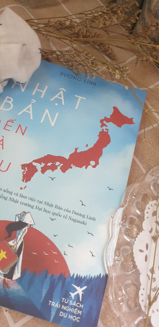 Nước Nhật với vẻ đẹp cổ kính ẩn sau cái tấp nập thị thành, với vẻ bình yên, hoài cổ cũng những con người có những nét riêng,... Thông qua chính sự trải nghiệm thực tế trong tư cách một giảng viên tại một trường đại học, cuốn sách này sẽ là cẩm nang dành cho những bạn có ý định du học tại xứ sở mặt trời mọc