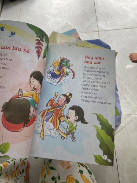 Mua về cho con tập đọc, chữ in rõ ràng to dễ nhìn.
Hình ảnh sinh động.
Chỉ có gáy sách đóng rất dễ bị rách.